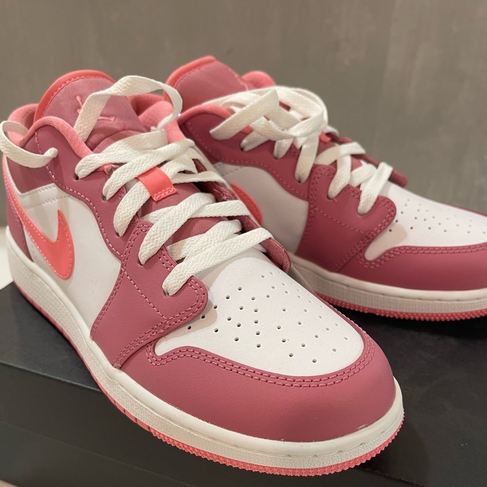 Jordan one size 6.5 youth women’s 8 perfect condition never worn and with box